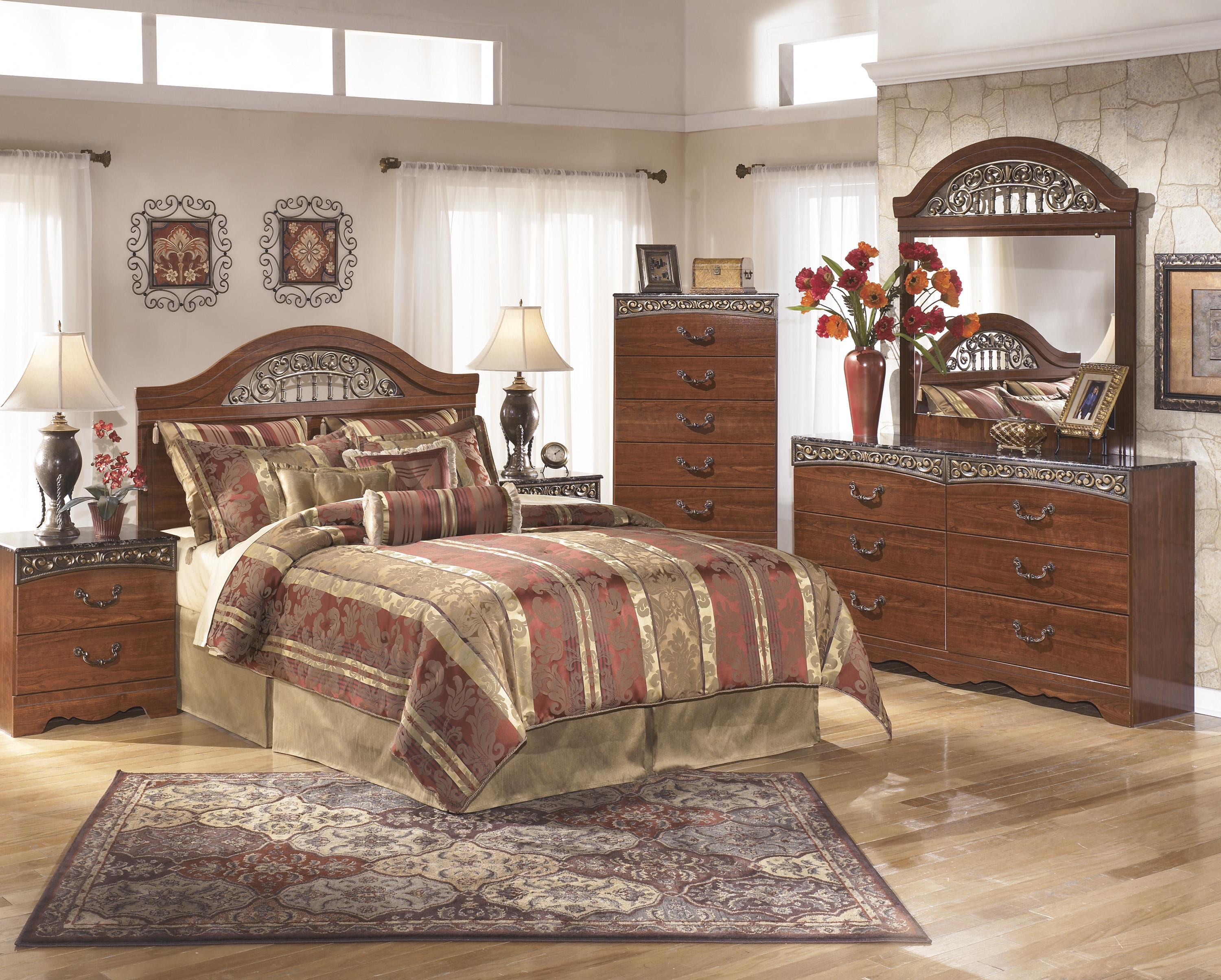Signature Design by Ashley Fairbrooks Estate Queen Bedroom Group